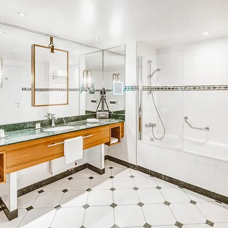 מלון Hilton Imperial 5*